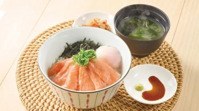 とろサーモン丼(みそ汁・惣菜つき)(ジョナサン)