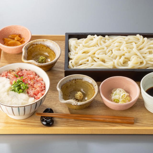 まぐろとろろ丼と麺のセット(大戸屋)