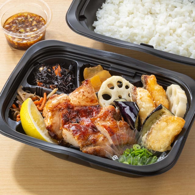 もろみチキンの炭火焼きとほっけ竜田揚げ 弁当 〜もろみ醤油の香味ネギだれ〜(大戸屋)